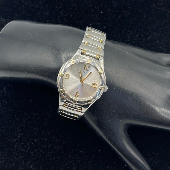 Guess Water Resistant Unisex Watch Gold Silver Tone - Picture 4 of 5